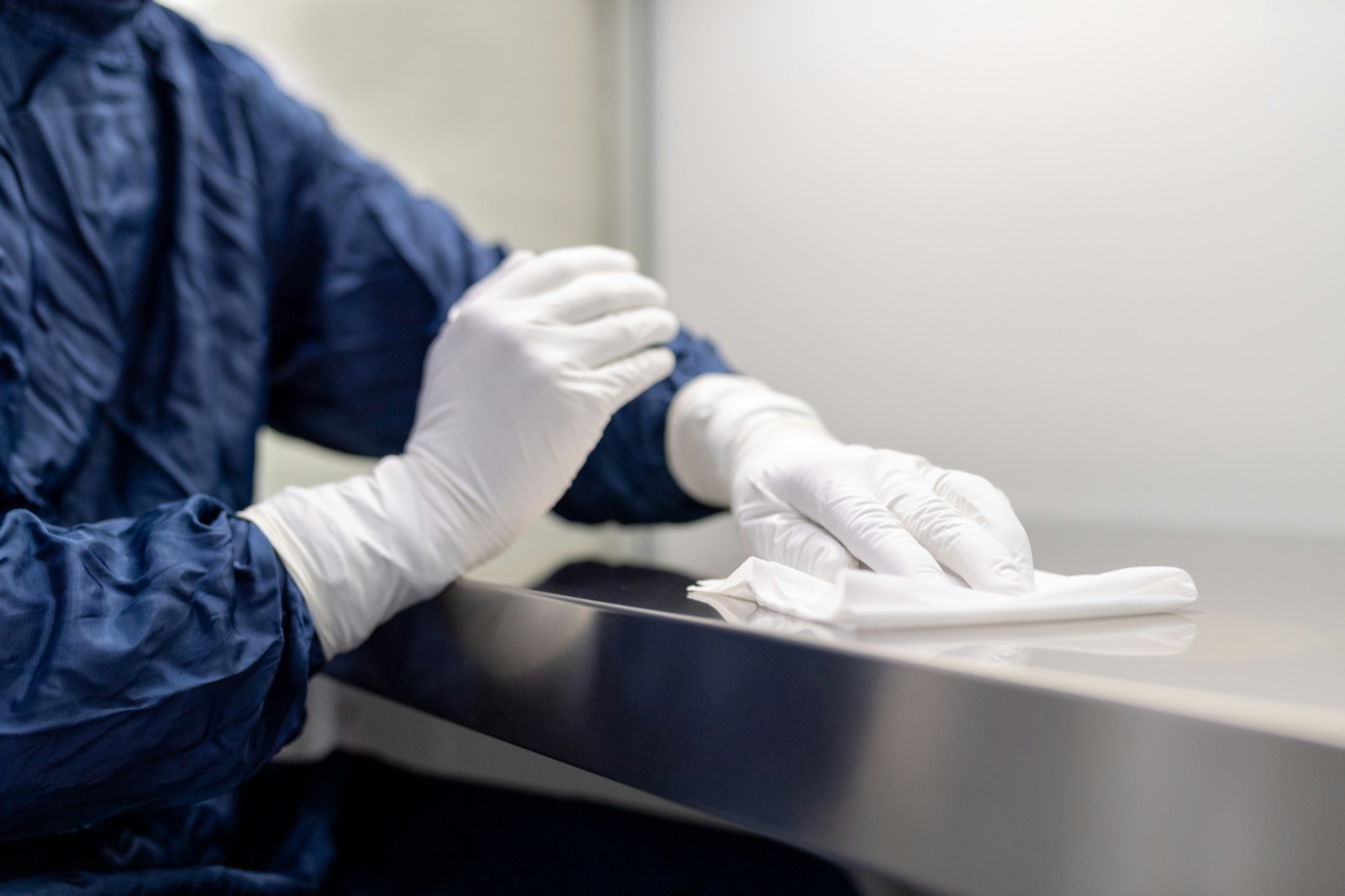 Cleanroom manufacturing environment for Incure L-Series™ UV LED flood lamp medical device assembly